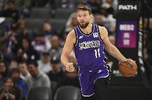 PG试玩-身手全能！小萨半场5中4拿到8分10板3助 正负值+12