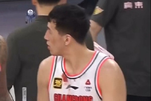 PG电子-媒体人晒杜润旺现场照：球衣上有血迹 疑似浴血奋战