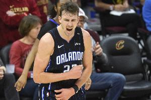 PG试玩-手感火热！小瓦格纳12中8高效拿下21分2板3助 第三节10分