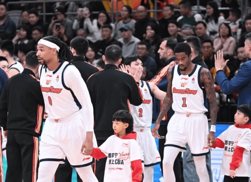 PG模拟器-萨林杰半场7中1得到2分5篮板，萨姆纳6中1得到3分3篮板