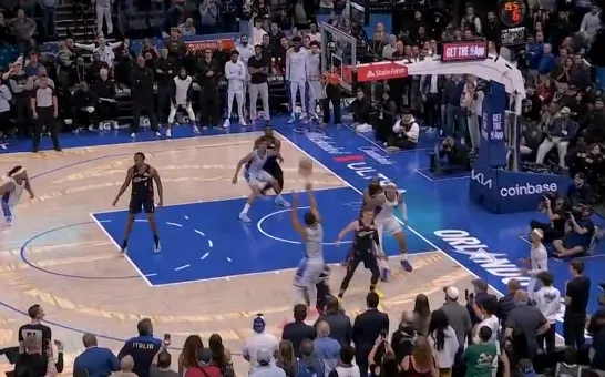 PG试玩-贝恩接球直接漂移三分出手打进，魔术领先5分几乎杀死比赛